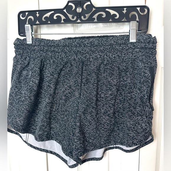 LULULEMON 12 Tracker Shorts in Sound Wave Polka Dot Pattern Black White Running - Picture 7 of 13